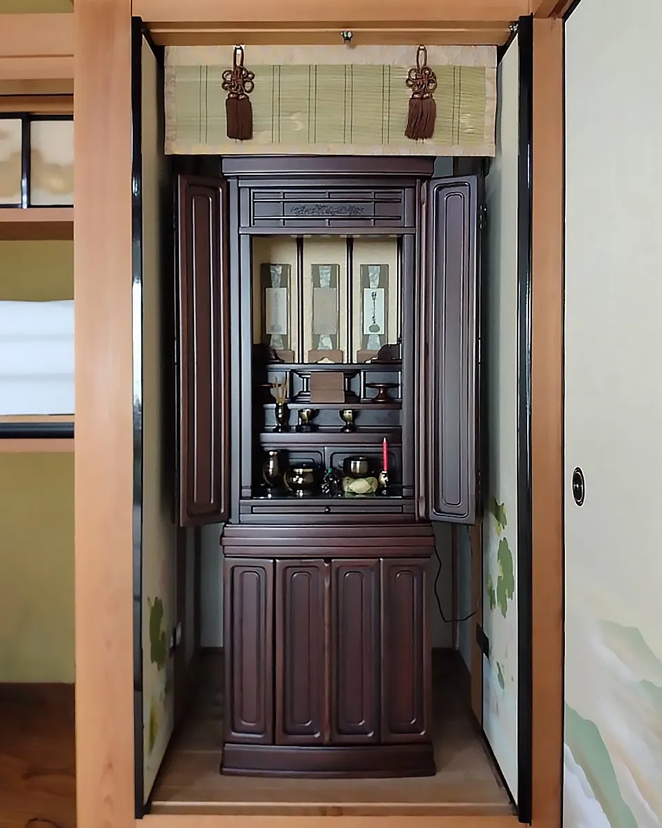 【半間仏間にすっきり収まる唐木・紫檀仏壇】