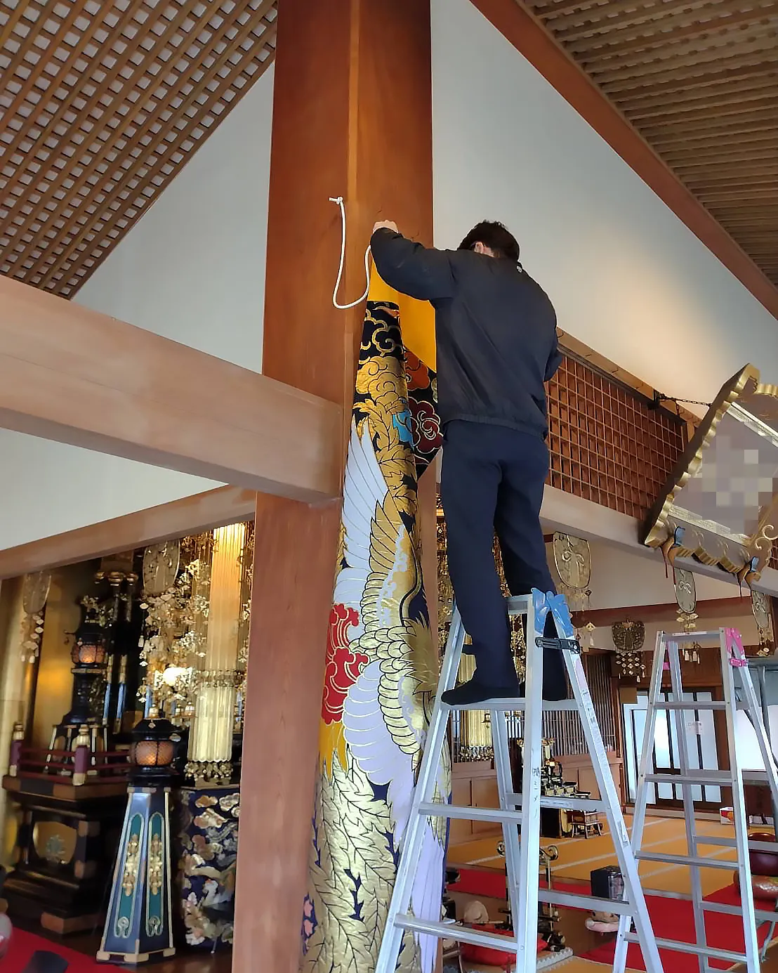 ご寺院様の金襴布を新調させていただきました。