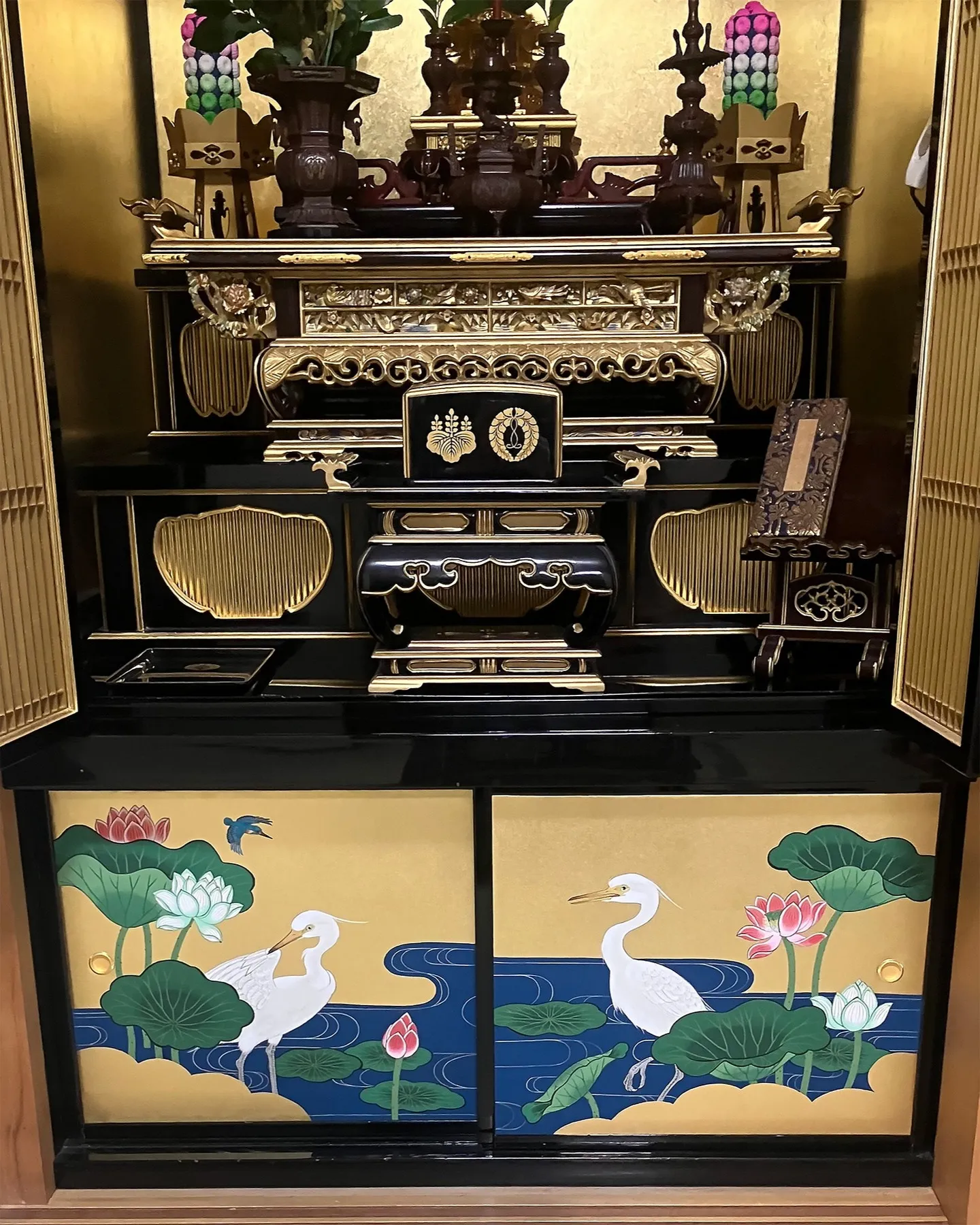 御寺院様のお内仏にて、地袋襖の荘厳をお手伝いさせていただきま...